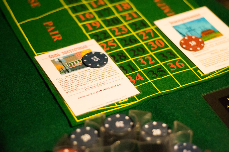 Ведущий развлекает гостей на корпоративе в Томске