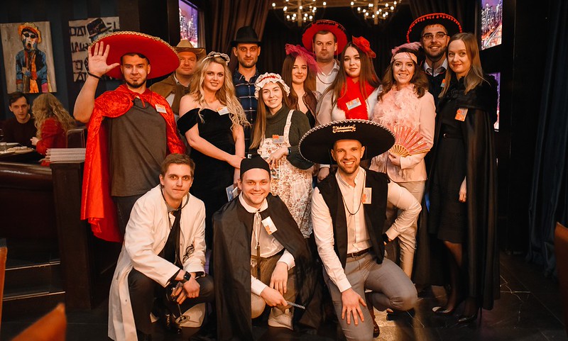 Корпоратив на Новый год в Томске — празднично украшенный банкетный зал