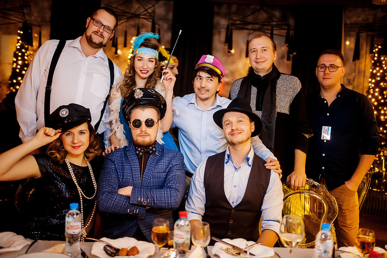 Команда компании празднует Новый год в ресторане Томске