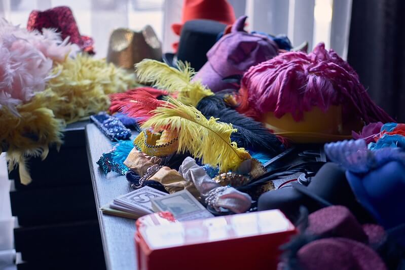 Взрослая компания играет в детективный квест Квестории в лофте Томске